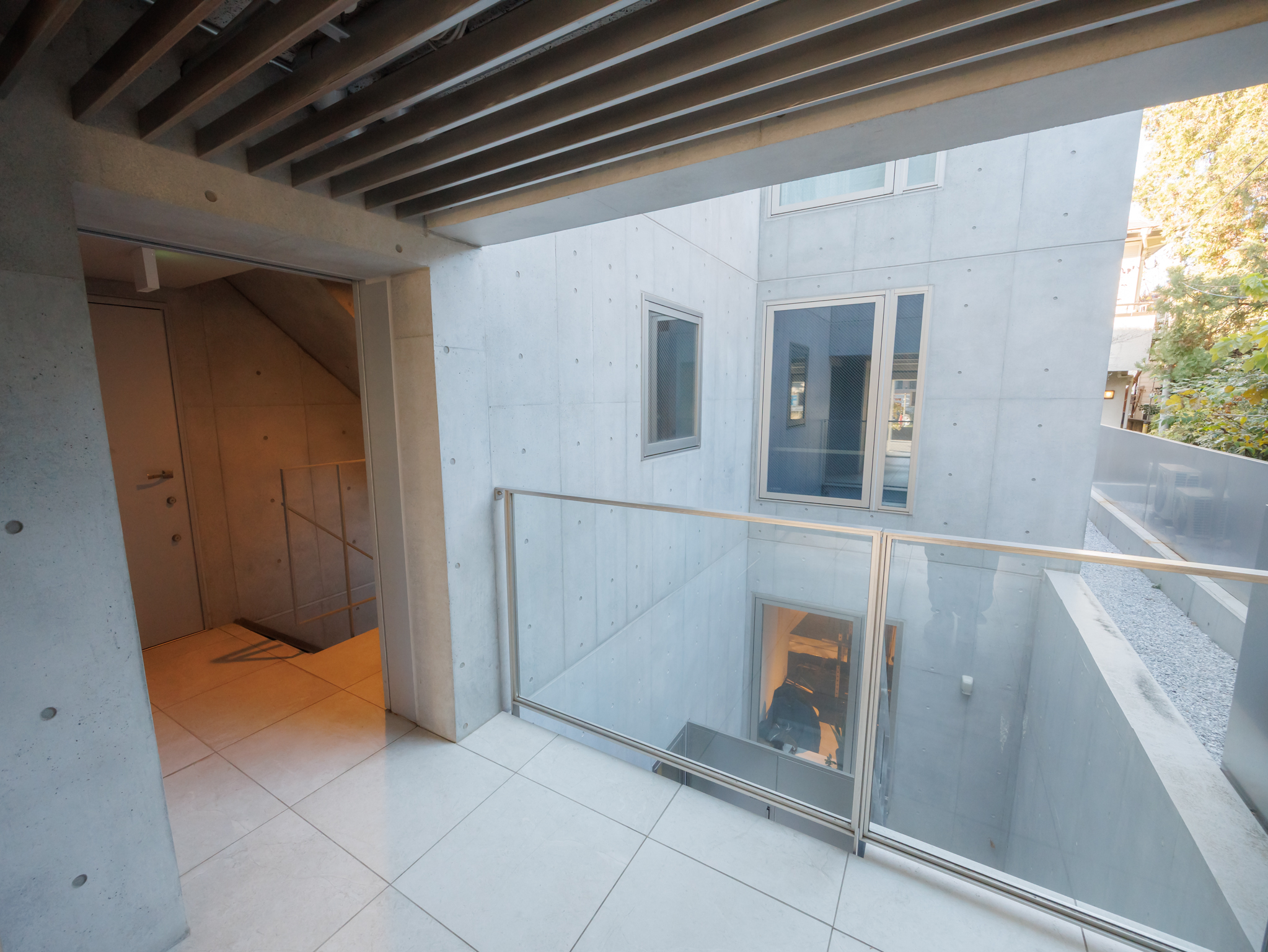 三鷹台店 外観 看板